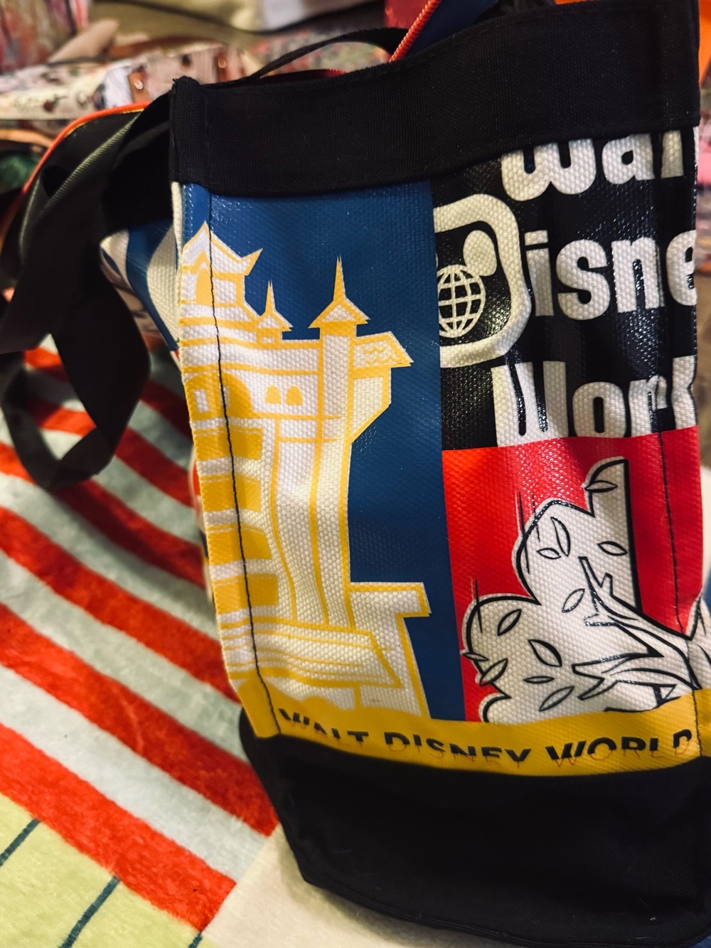 Disney Black and Olive Green Travel Bag 🧳 - Picture 2 of 6